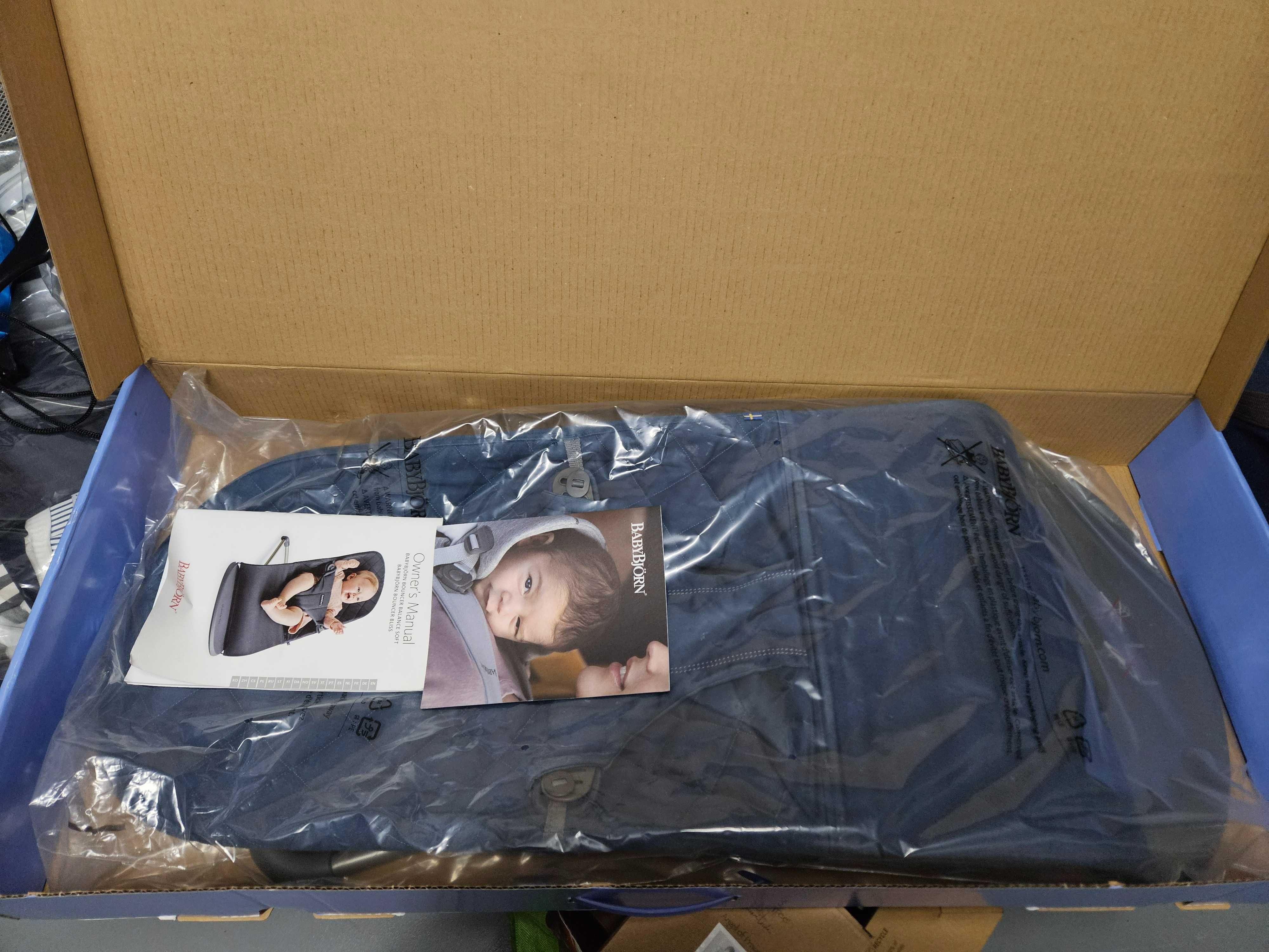 Bebé - Espreguiçadeira/bouncer da Babybjorn com brinquedo