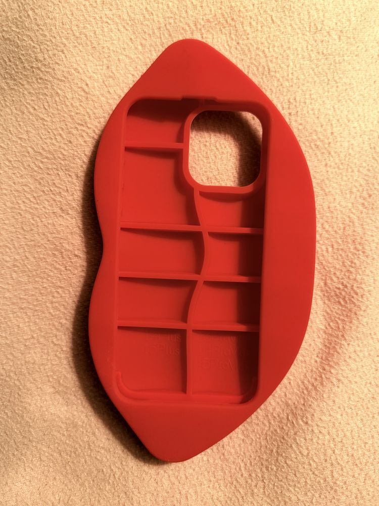 Capa labios iPhone 15 Pro Max