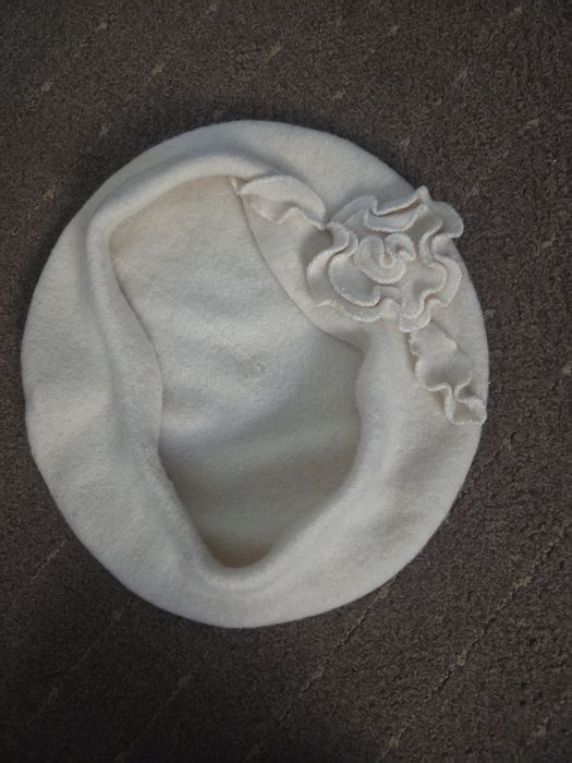 Beret damski zdobiony