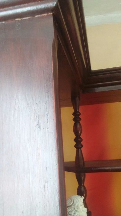 Drewniana narożna witryna retro