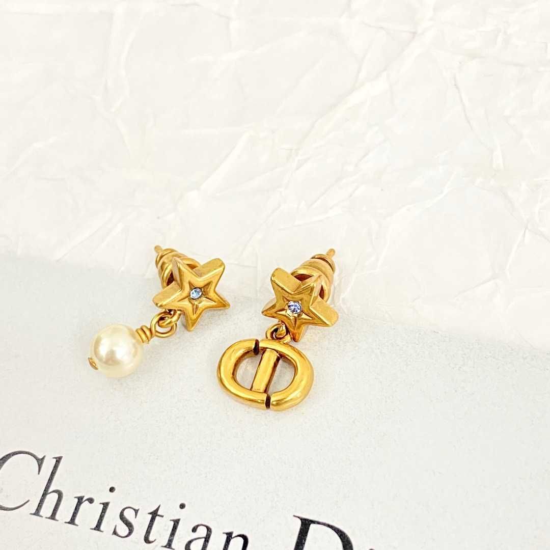 Fashionable and exquisite earrings