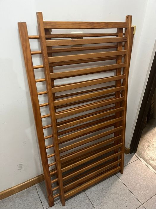 Cama para bebé de madeira