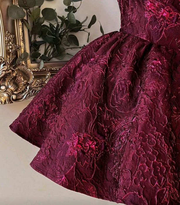 Elegancka, romantyczna, modna bordowa sukienka