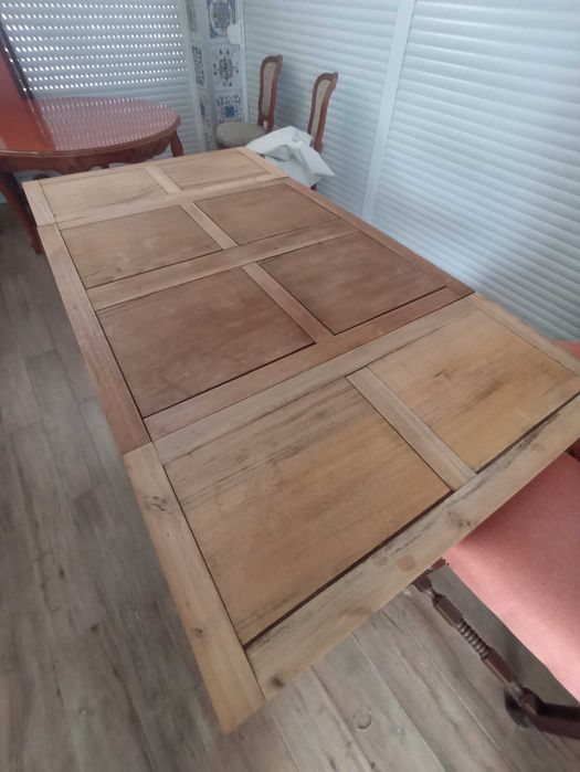 Mesa antiga e cadeiras renovadas