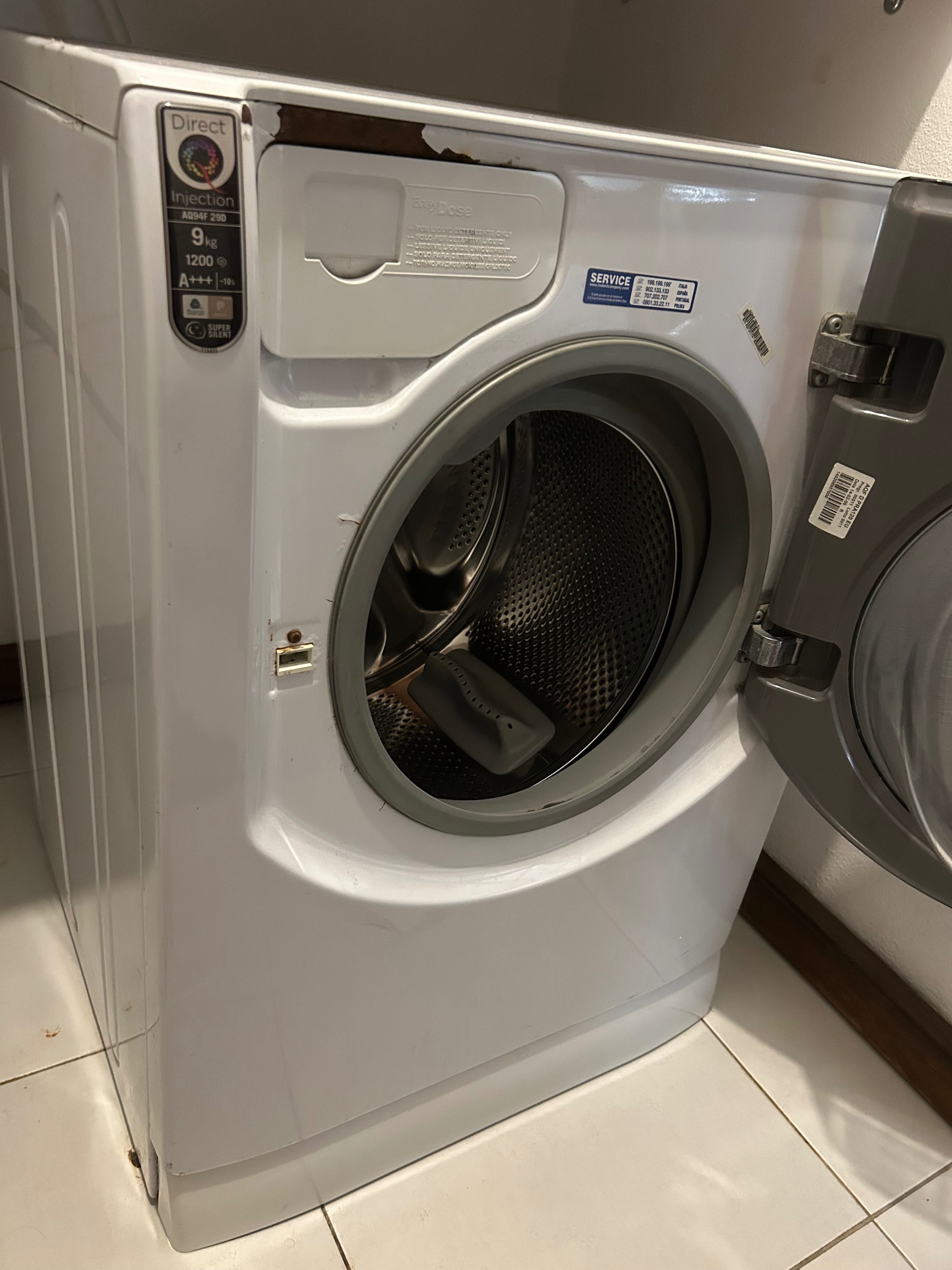 Lavadora da marca Hotpoint, linha Aqualti