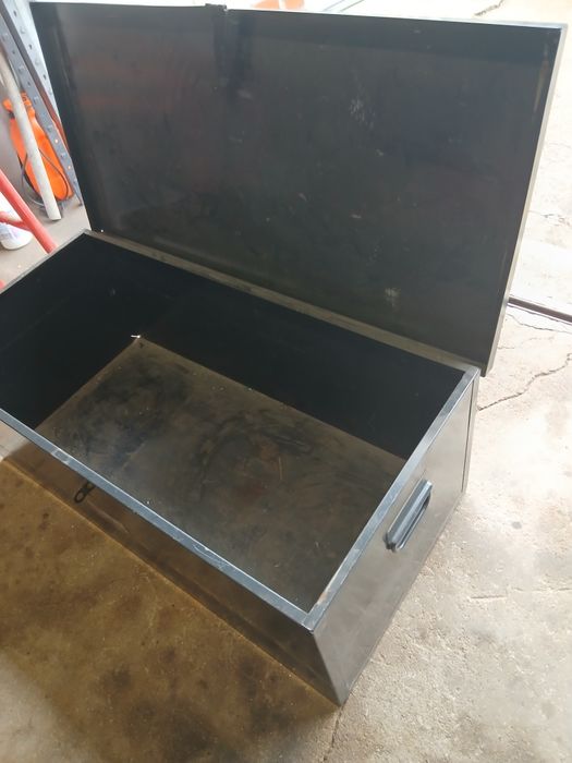 Caixa metálica cinzenta escura