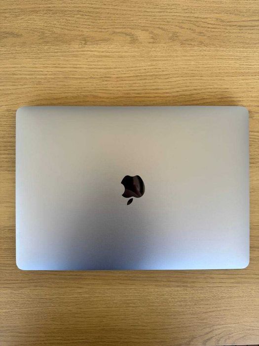 MacBook Air 13” M1 2020, 8/256 GB, Space Grey – świetny stan