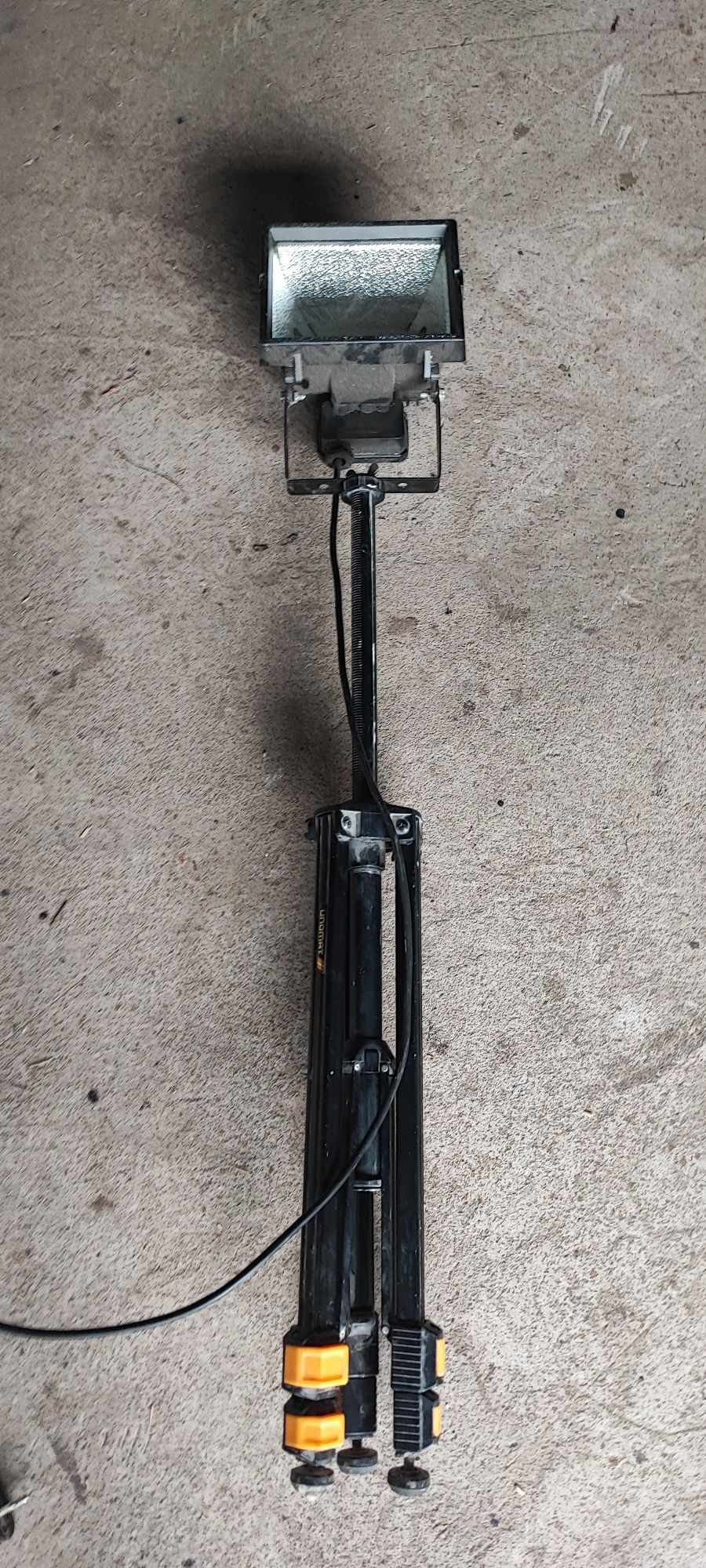 Lampa halogenowa na statywie z żarnikiem LED