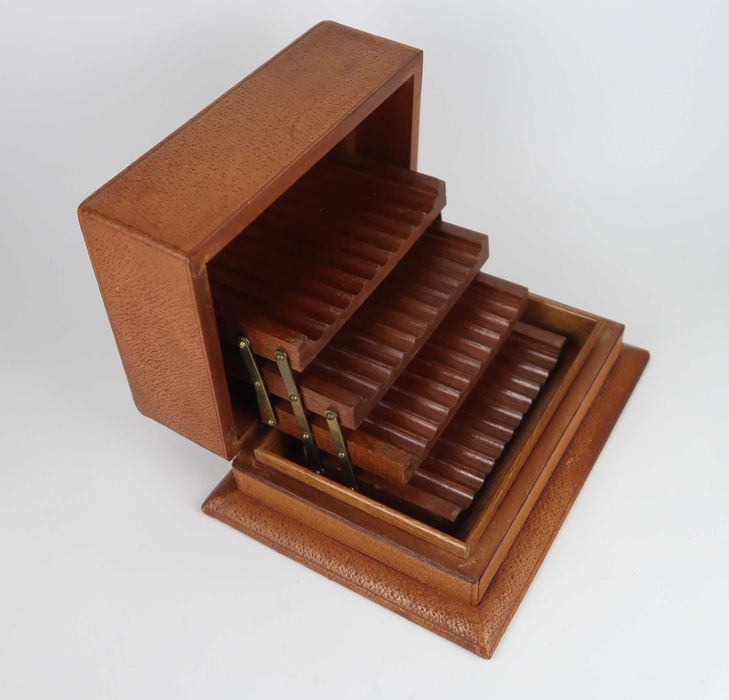 Cigarreira antiga em madeira e couro