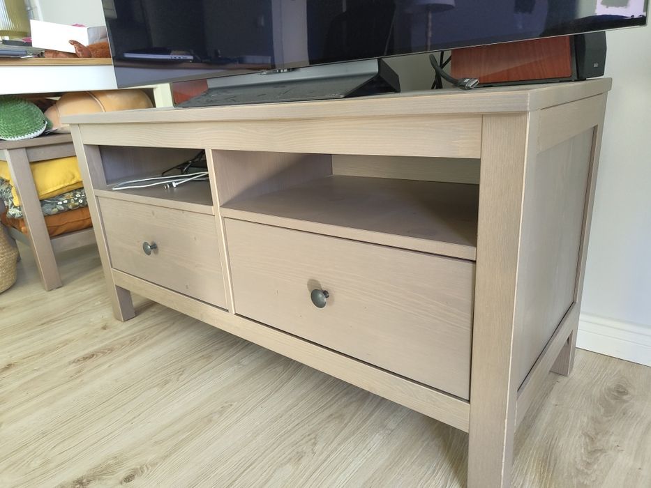 Szafka RTV drewniana lite drewno szarobrązowa Hemnes Ikea