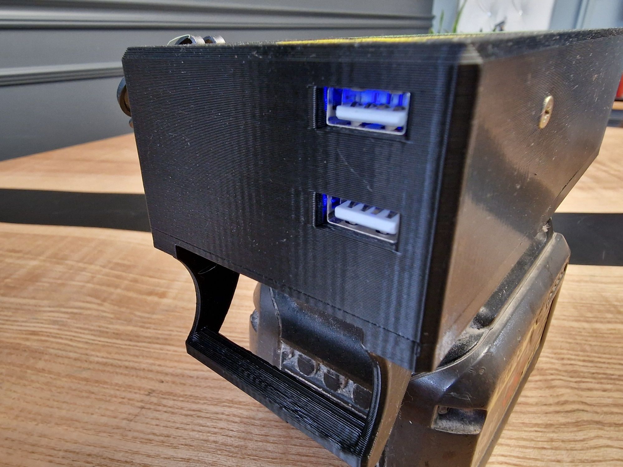 Powerbank Dewalt adapter z gniazdem zapalniczki USB
