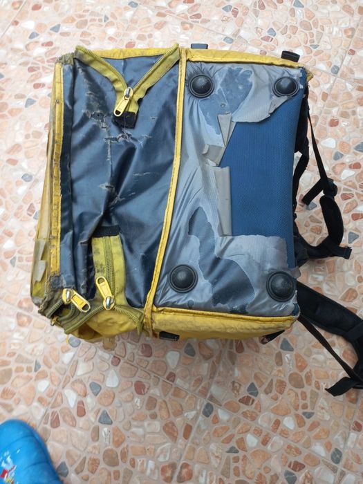Mochila  da glovo  com marcas de uso .