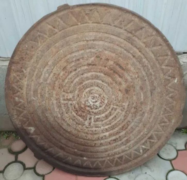 Металеві стовбчики, рельс, профтруба, каналізаційний люк .