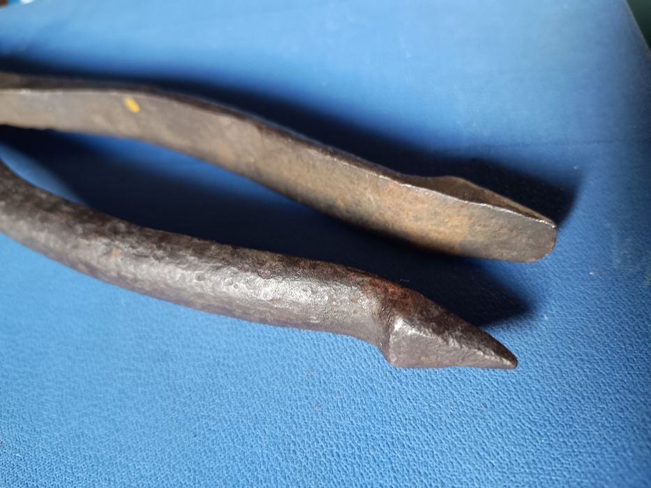 Stare, kute cęgi kowalskie, stare narzędzia.