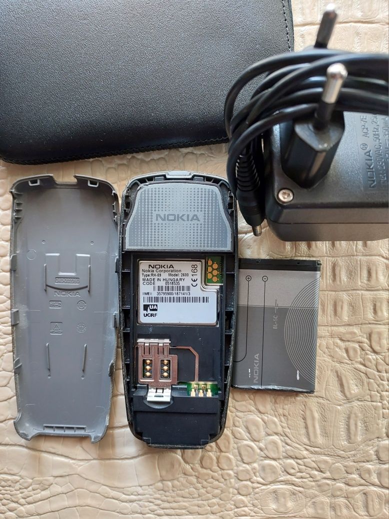 Мобильный телефон Nokia 2600 рабочий с батареей, зарядкой, чехлом