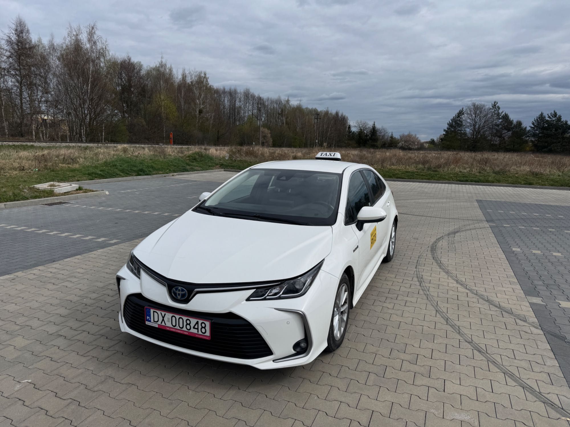 Wynajem samochodu do Taxi Toyota Corolla 2021r