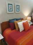 Mobília de quarto de casal em madeira maciça