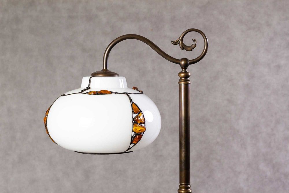 Mosiężna lampa podłogowa z bursztynowym kloszem w technice Tiffany’ego