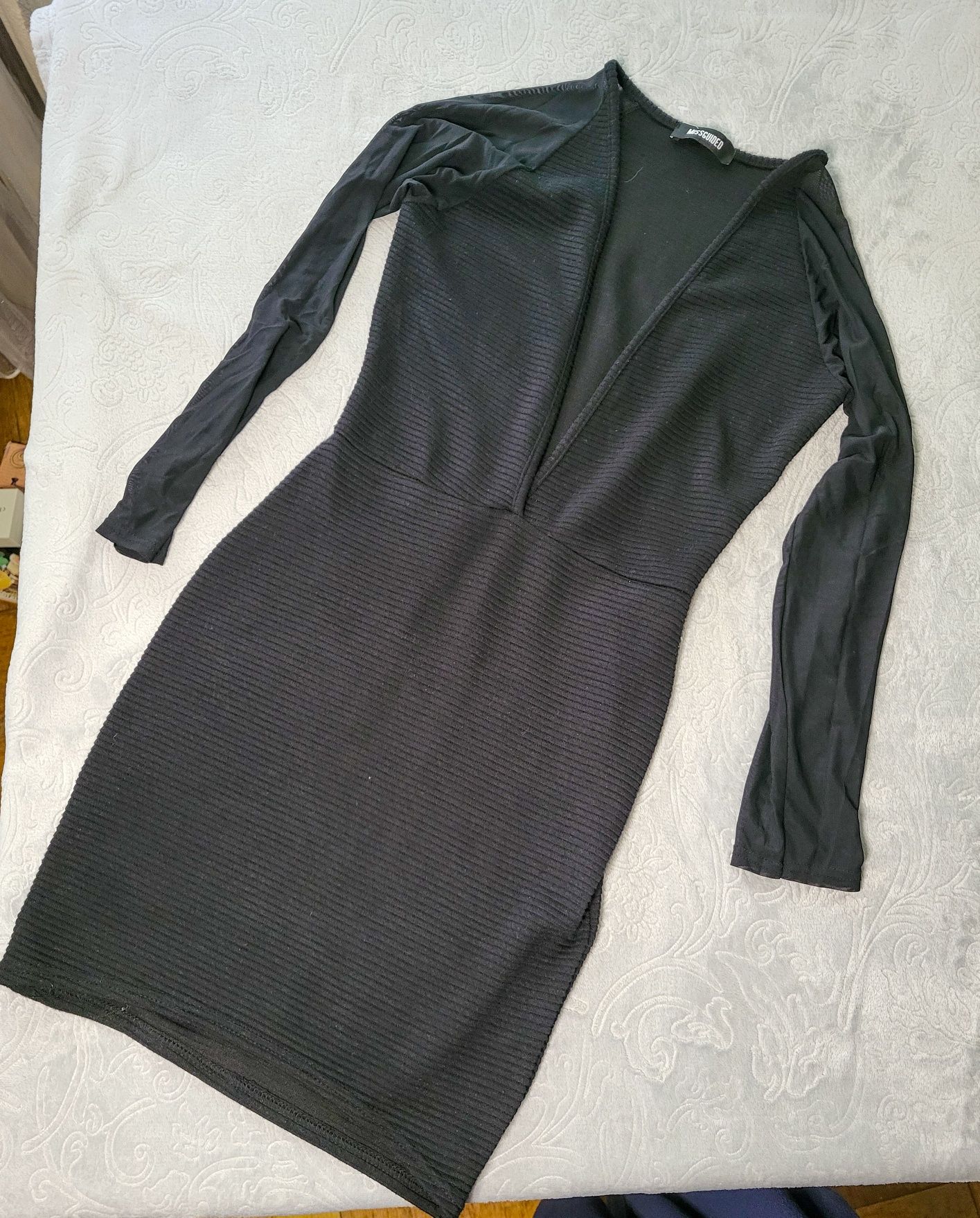 Чорна сукня з глибоким декольте