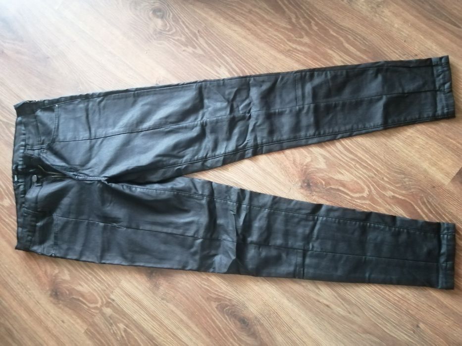 Czarne spodnie woskowane