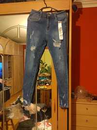 Spodnie jeansowe z dziurami