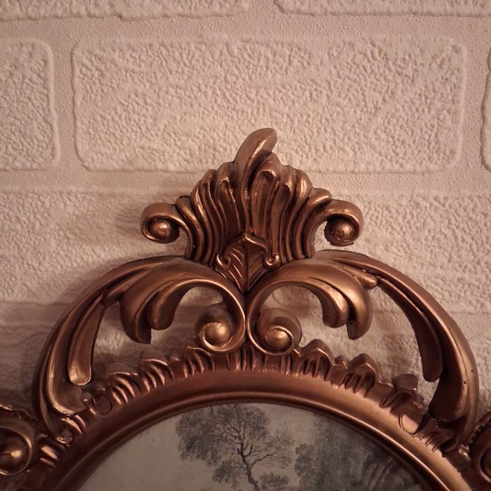 Pałacowy obraz z ozdobną złotą ramą