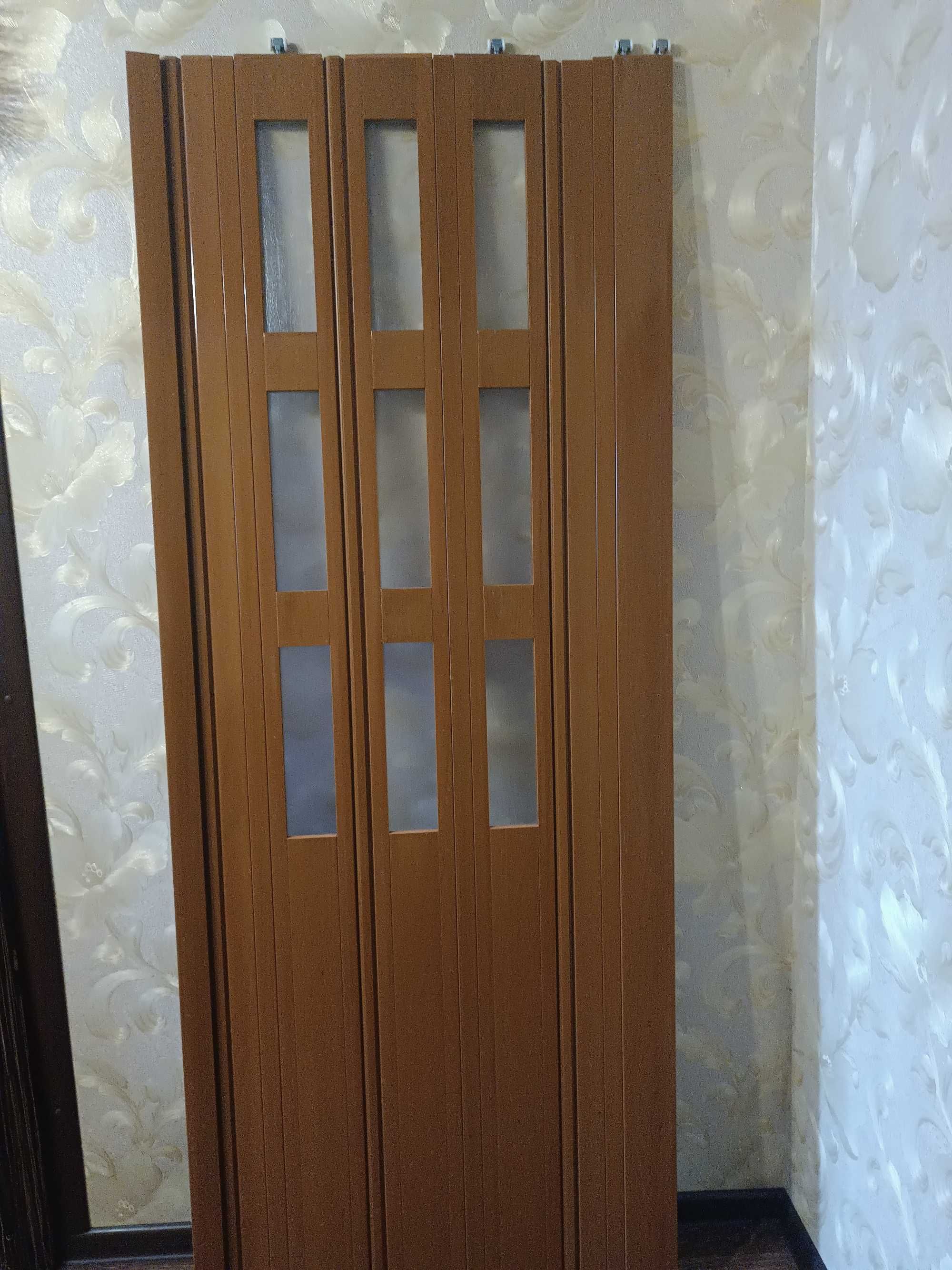 Двери межкомнатные ПВХ гармошкой с остеклением  1000 грн.шт.