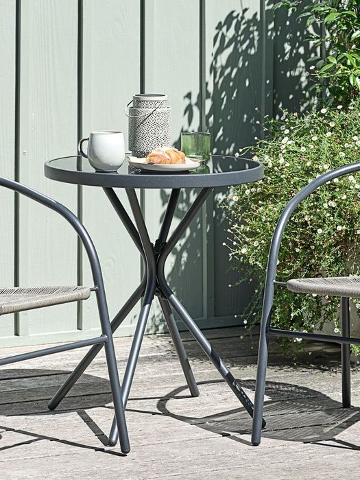 Mesa e cadeira de jardim