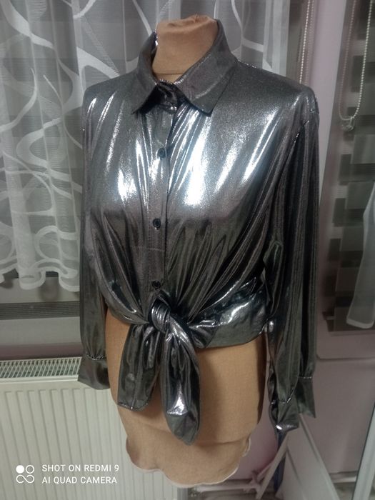 Piękna metaliczna srebrna koszula