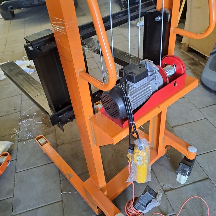Masztowy wózek paletowy elektryczny z regulowanymi widłami (udźwig 1T)