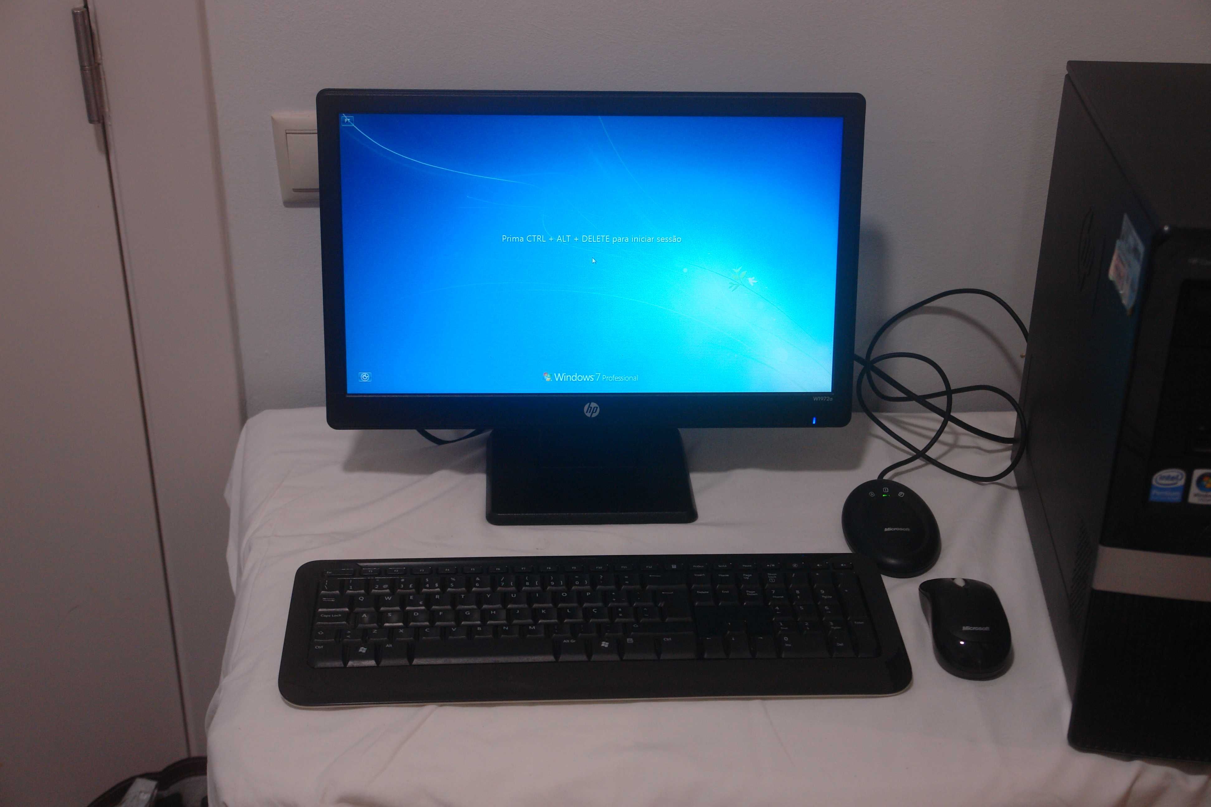 Torre, monitor HP Compaq e teclado Microsoft