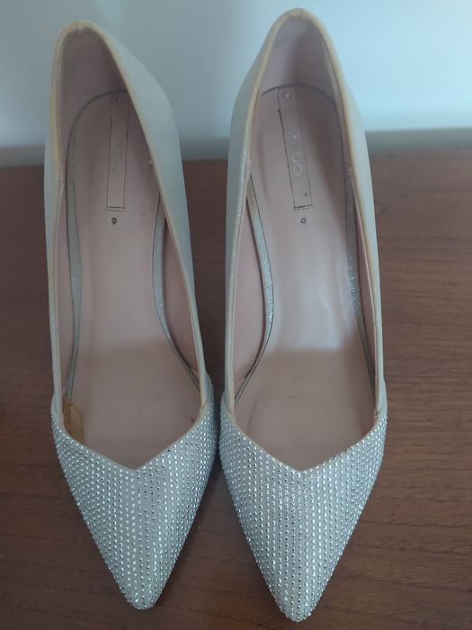 Sapatos prateados marca Aldo