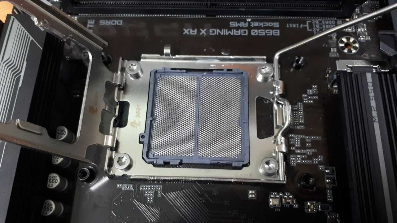 Материнська плата Gigabyte B650 GAMING X AX