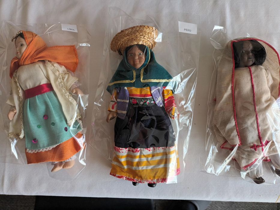 Bonecas em loiça, com vestuário tradicional de vários países,