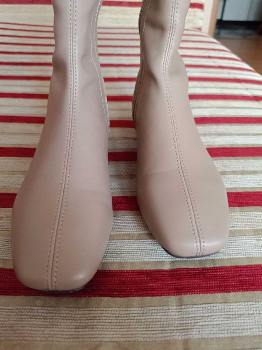 Шикарні бежеві чоботи