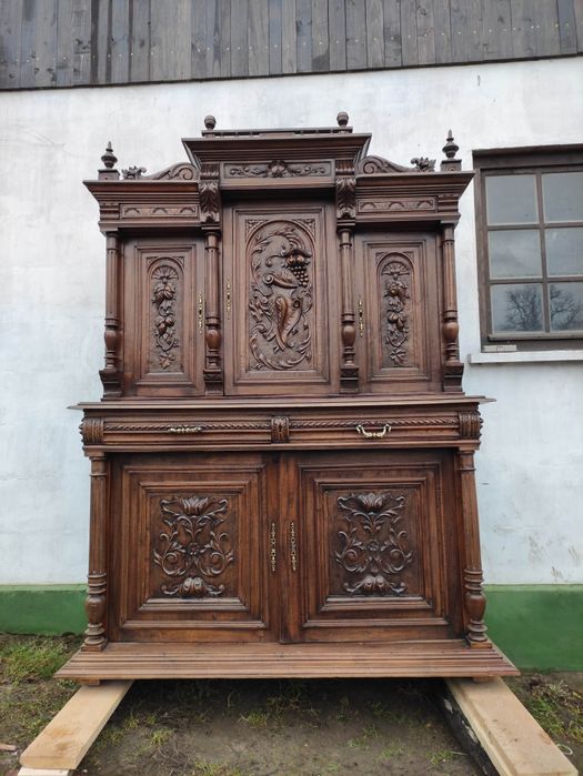 Bogato rzeźbiony kredens antyk po renowacji