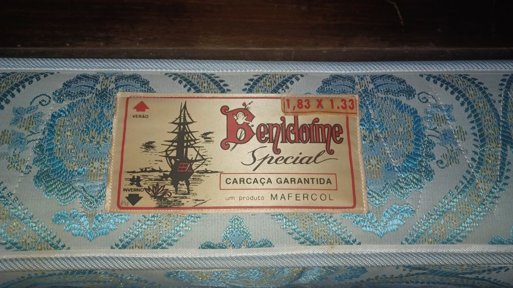 Cama com colchão e 2 mesinhas