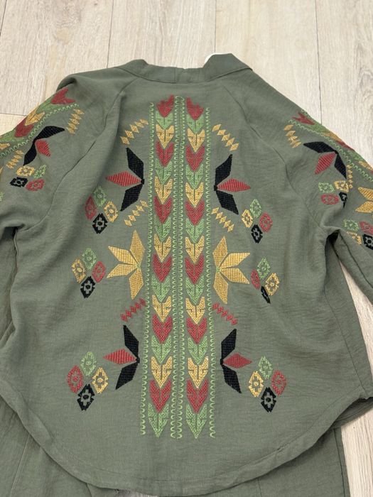 Костюм з вишивкою