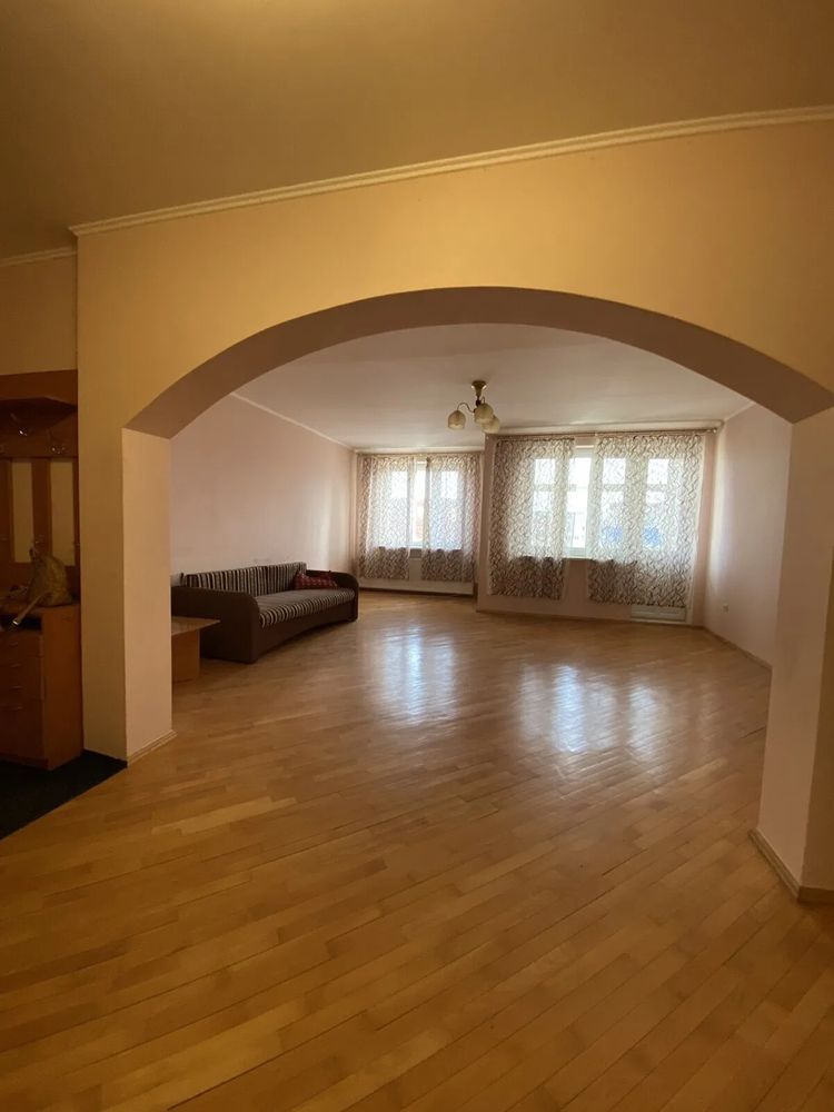 Продаж чотирикімнатної квартири по вул.Володимирська.