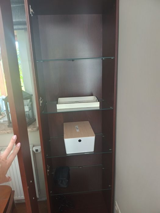 Witryna drewniana przeszklona szklane podswietlane polki z kolekcji me