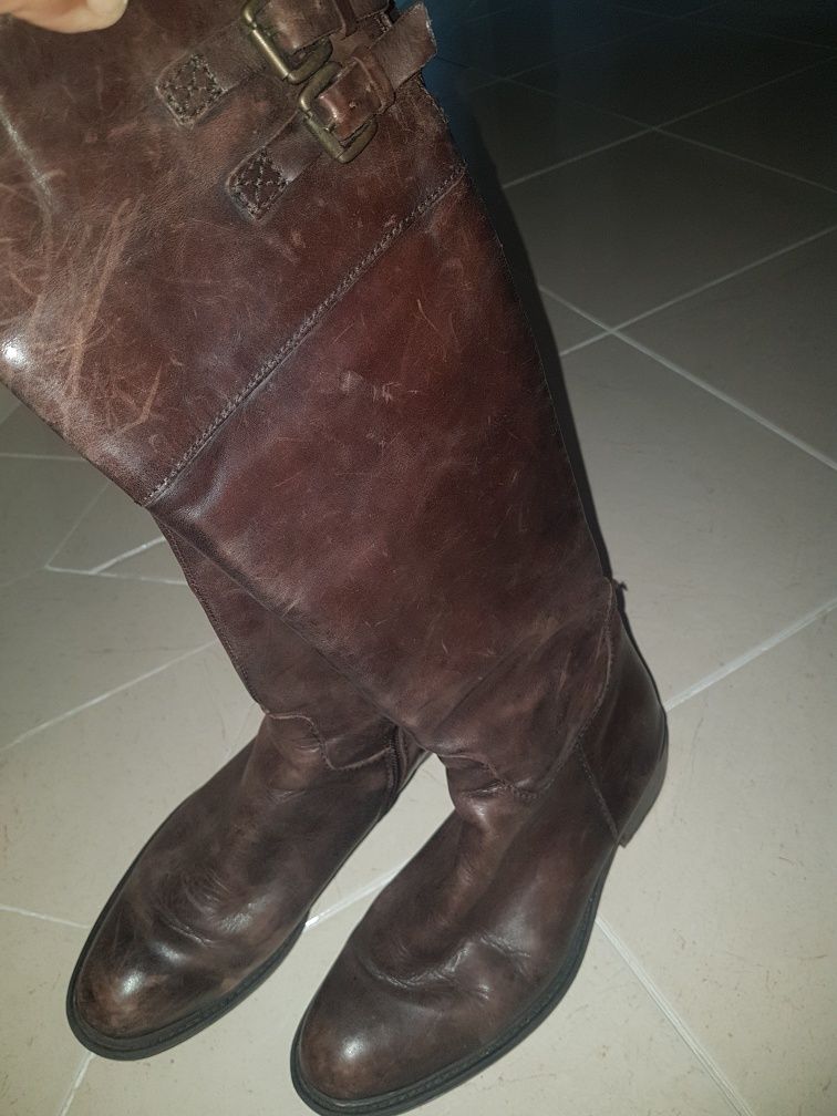 Botas em pele bata