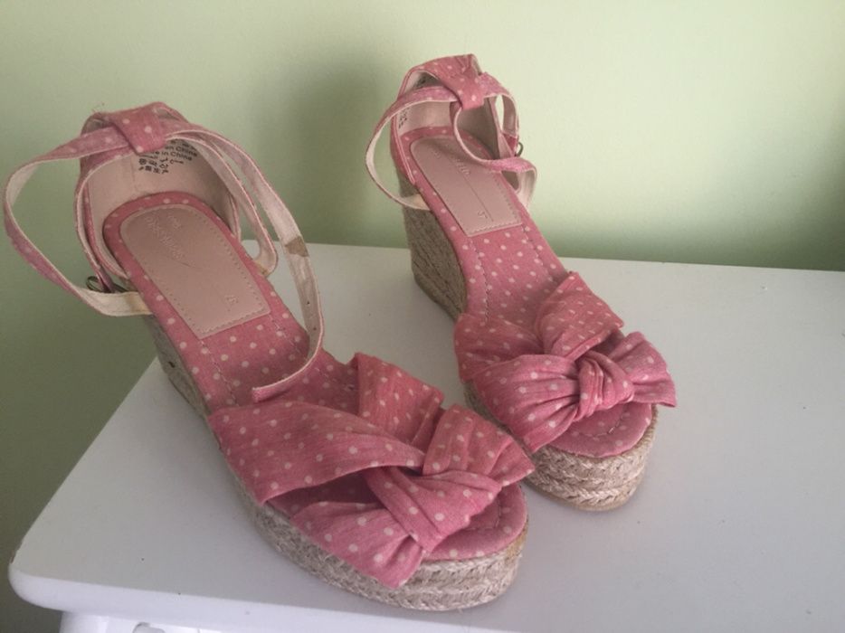 Sandálias Rosas e Cinzentas de Salto Alto Novas