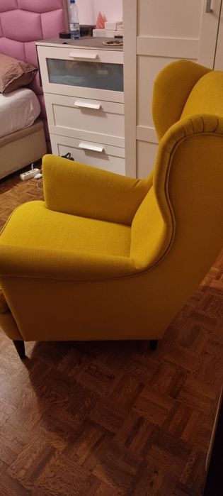 Cadeirão Ikea amarelo torrado
