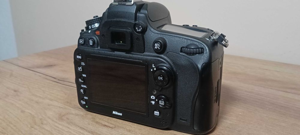 Nikon D610 body pelna klatka niski przebieg plus dodatki.