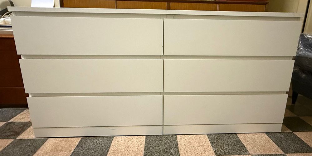 Cómoda IKEA branca com 6 gavetas