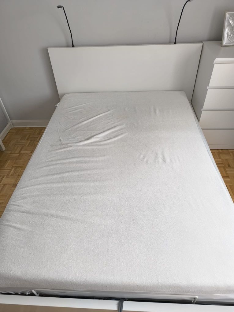 Łóżko Ikea Malm - białe 140x200 + materac z pokrowcem + lampki nocne.