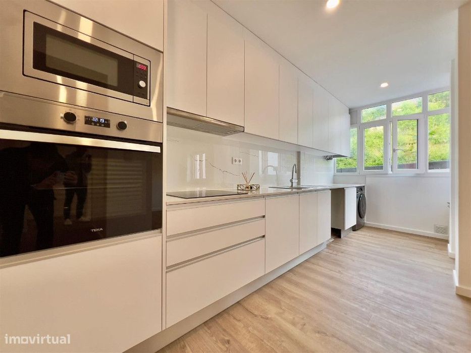 Apartamento T4 com garagem em zona da Guarda Inglesa, Santa Clara