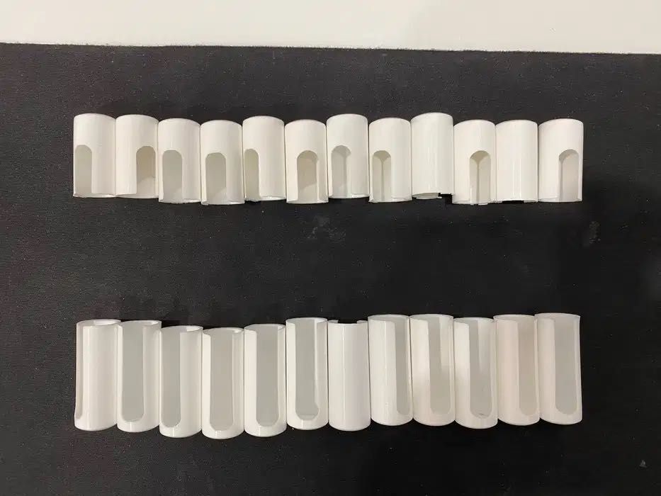 Osłonka zawiasu średnica 13,5 mm biała plastikowa zestaw 27mm + 37mm