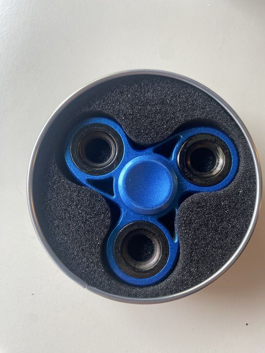 Spinery w metalowych pudelkach