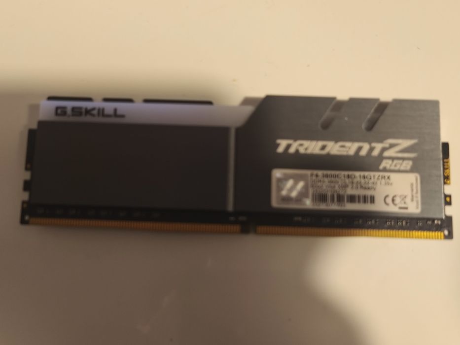 Memória RAM  G Skill Kit 16Gb (2xd8GB) DDR4 3600 MHz. Trident Z RGV